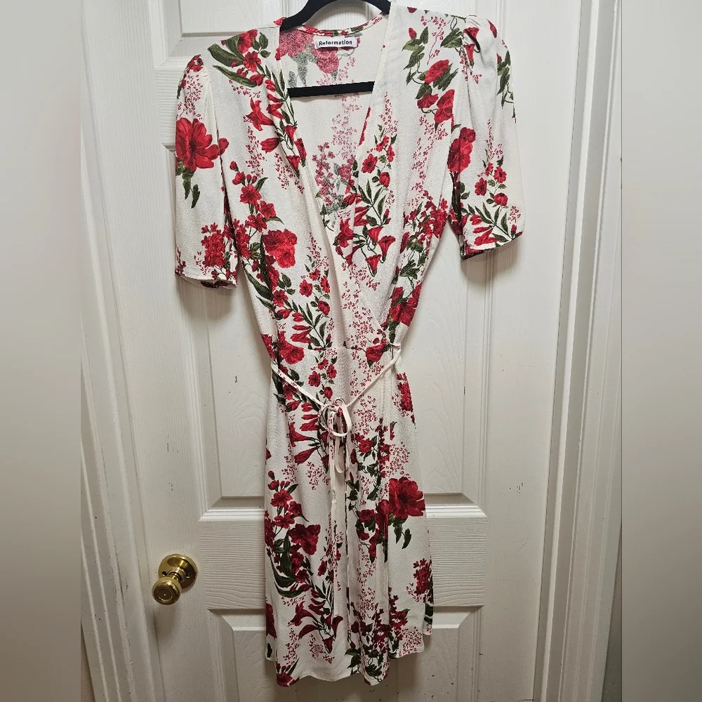 Reformation Floral Wrap Dress Ivory Red Flowers Size M Viscose Short Sleeve